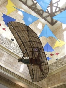 Recreación do aparato voador de Ibn Firnas nun museo de Dubaï.