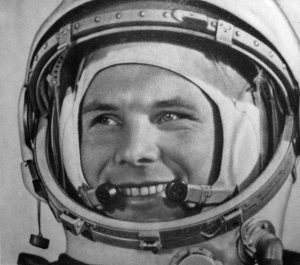 Yuri Gagarin, primeiro cosmonauta en abandoa-la atmosfera terrestre.